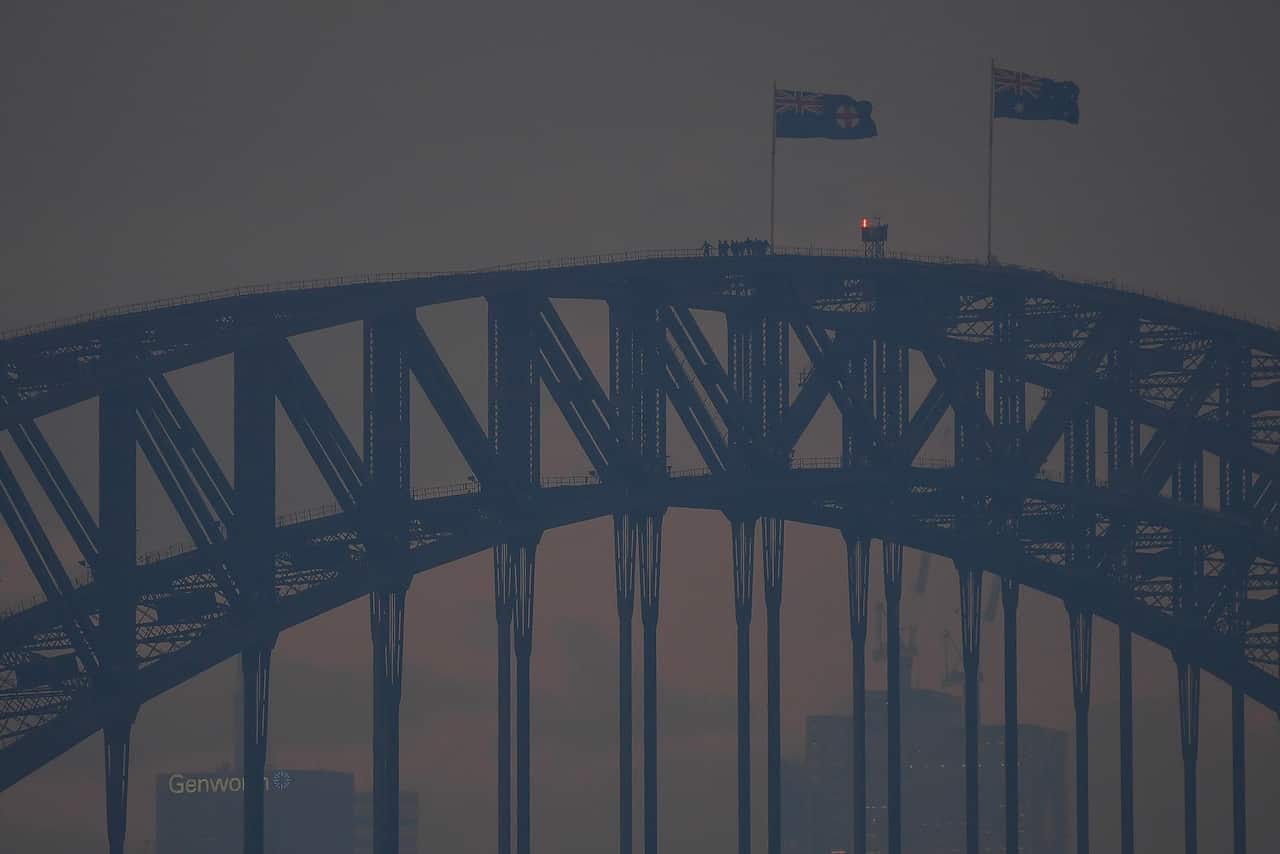 A haze hangs over Sydney due to out-of-control bushfires. 