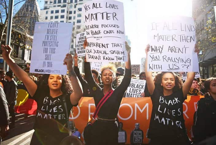 Wanaharakati wainua mabango ya Black Lives Matter mjini Melbourne