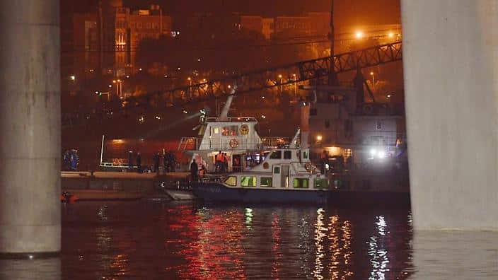 Rescuers are using an underwater robot to try to locate a bus which plunged into the Yangtze River after colliding with a car on a bridge in southwest China's Chongqing Municipality.