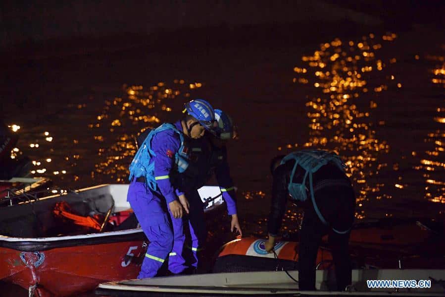 Rescuers go all out following bus plunge in Chongqing