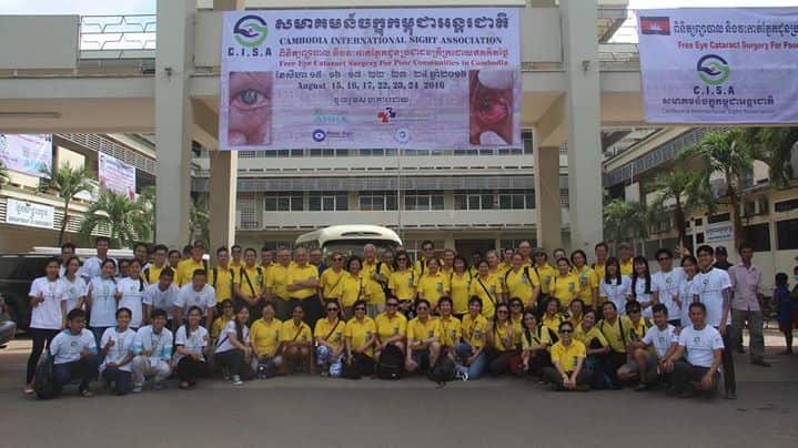 Đoàn thiện nguyện viên AHHA trong một chuyến đi tại Cambuchia.