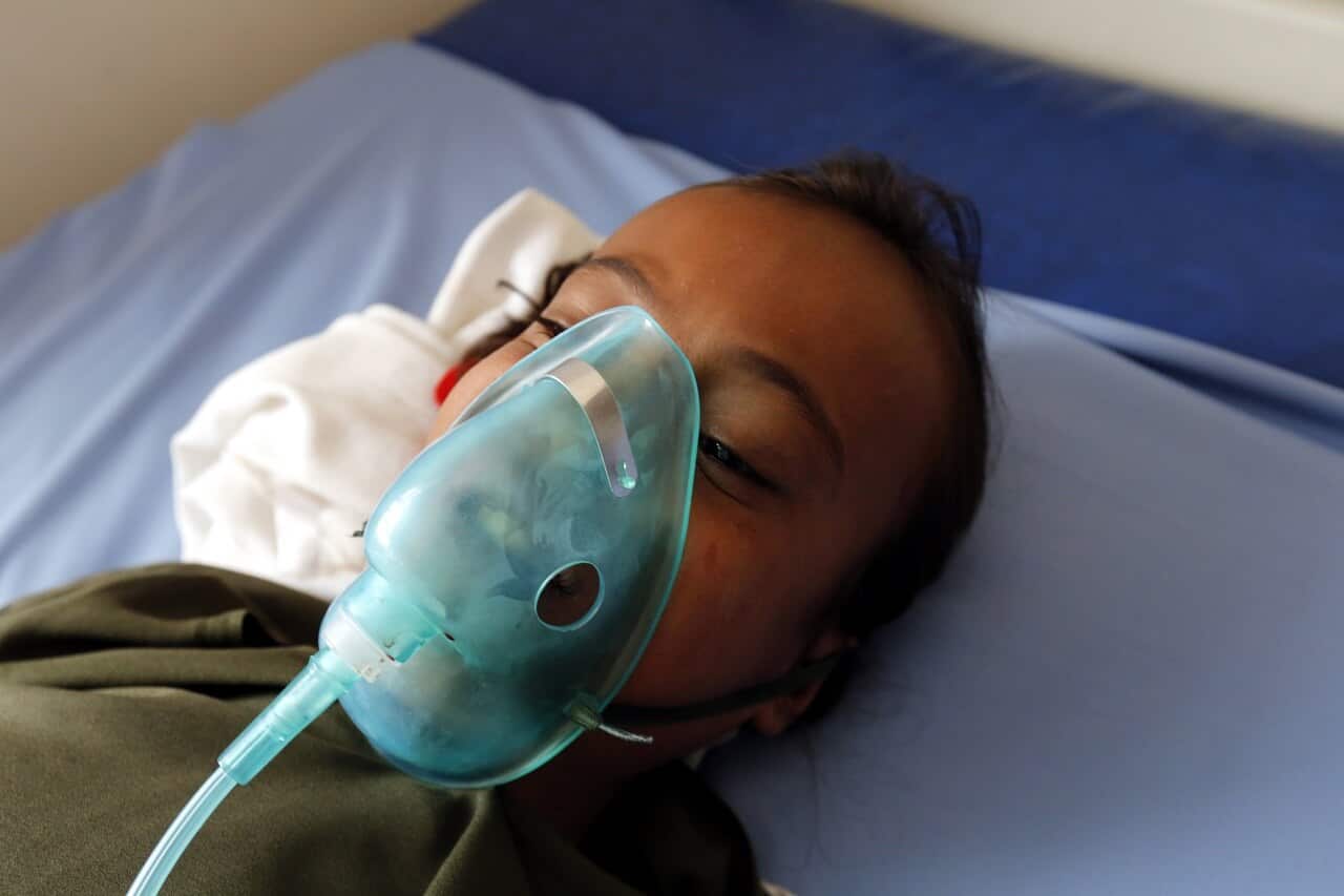 A wounded Yemeni schoolgirl after the explosion.