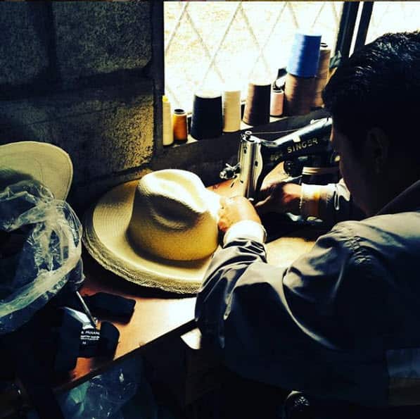 Indígena ecuatoriano fabricando sombrero Panamá