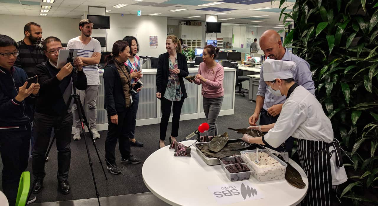 SBS员工围观上海天同贝大姐展示粽子包法