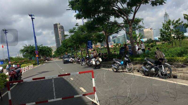 Đường dẫn vào chùa bị rào chắn và canh gác bởi lực luong công quyèn