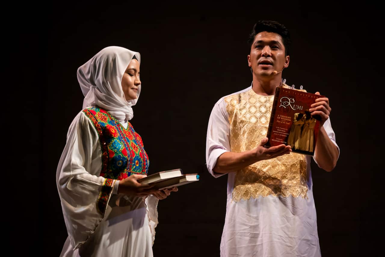 آقای محمدی می‌گوید دغدغه‌های فرهنگی و زبانی باعث شد دست به خلق این نمایش بزند.