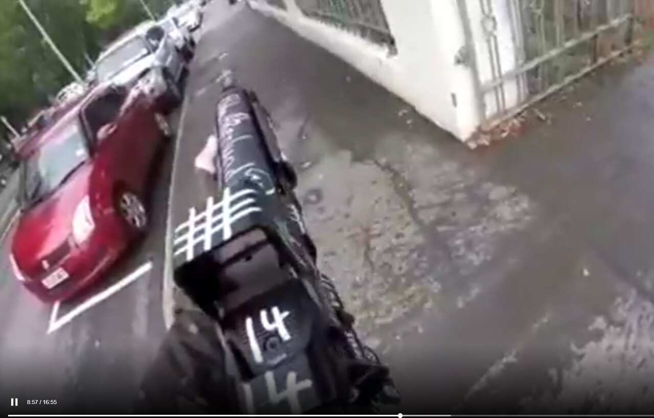 片段中看到槍手手持自動步槍，踏入一家清真寺開槍殺人 ，幾乎是每個角落都不放過，其間多次換彈閘。