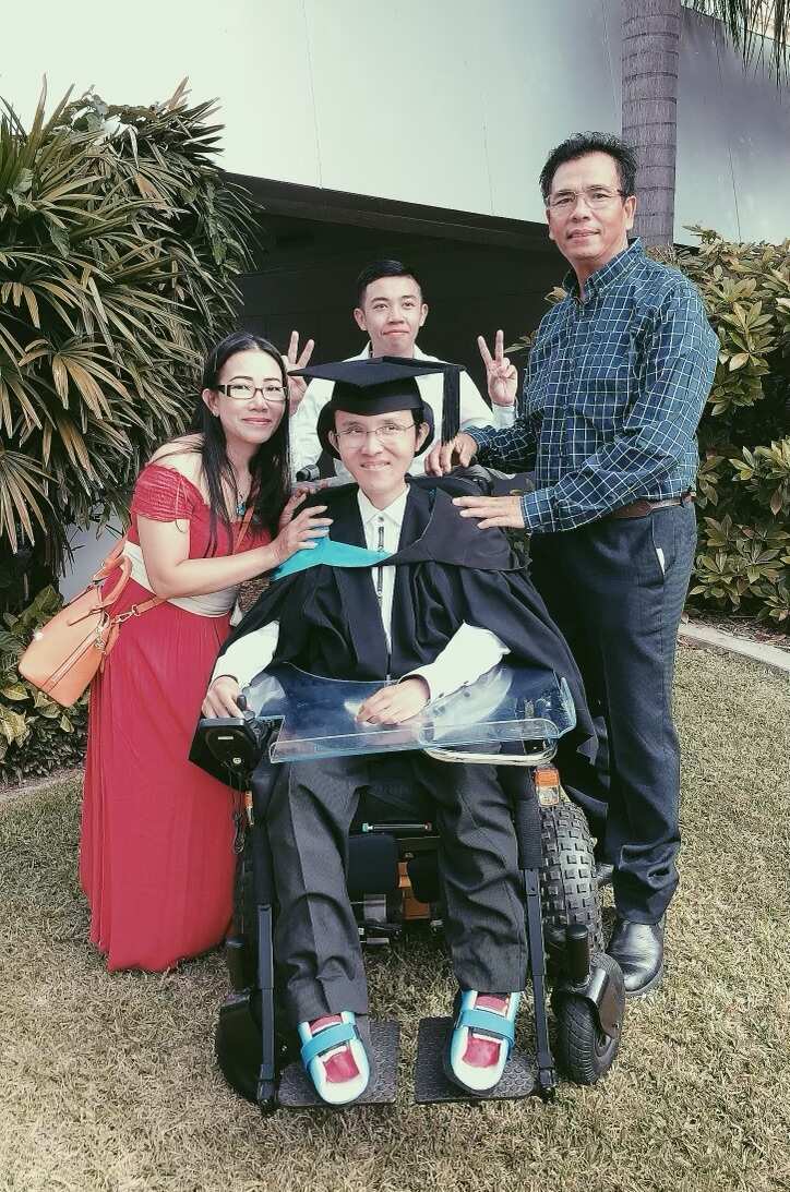 Ngày tốt nghiệp bằng Bachelor of Human Services tại USQ với cha mẹ và em trai