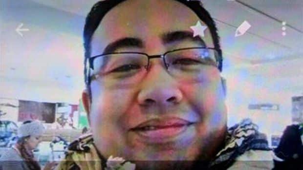 違反保釋條件的亞裔通輯犯紐曼 (Nick Newman)，當場被其他警員擊斃。