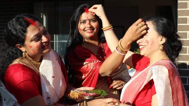 Anindita Banerjee – Connecting with her Roots through Traditional Art!