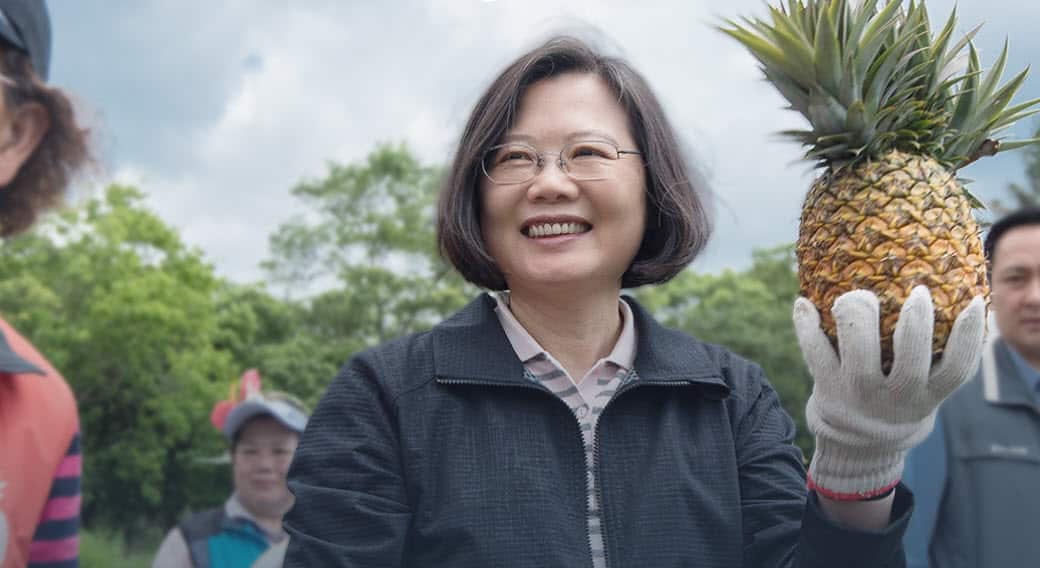 Tsai Ing-wen promoting Taiwanese pineapples