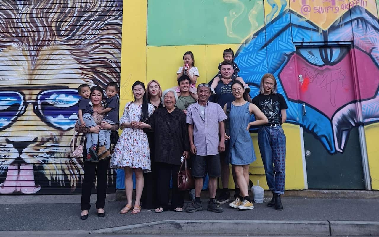 Ông Hoàng Sơn (giữa) cùng các con và gia đình.