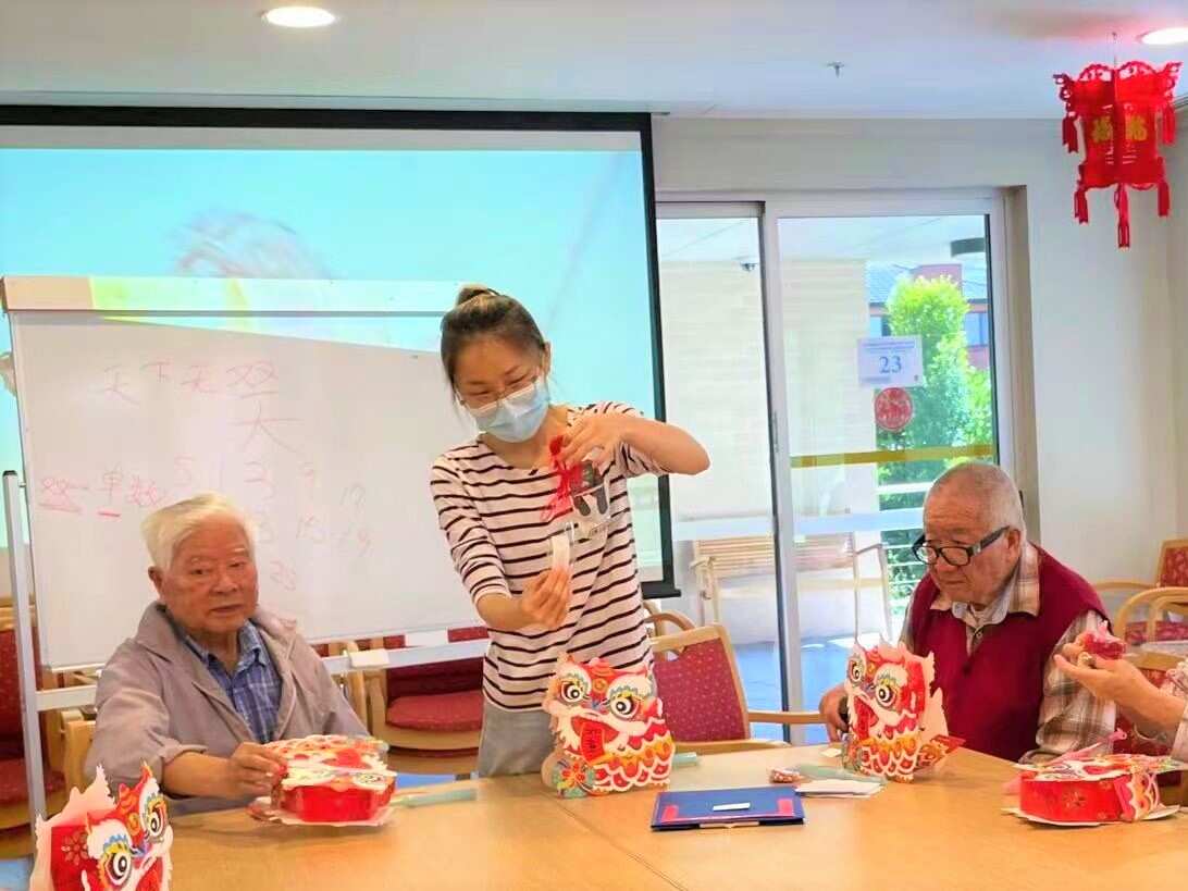 高龄颐养院的工作人员和长者一同欢庆2021年春节。