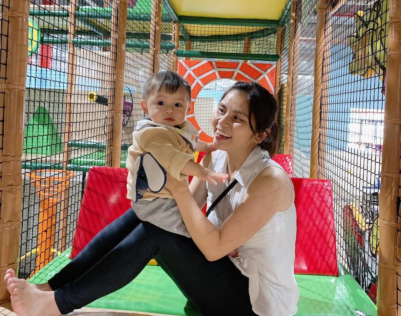 Chị Jenny Phan cùng con trai.