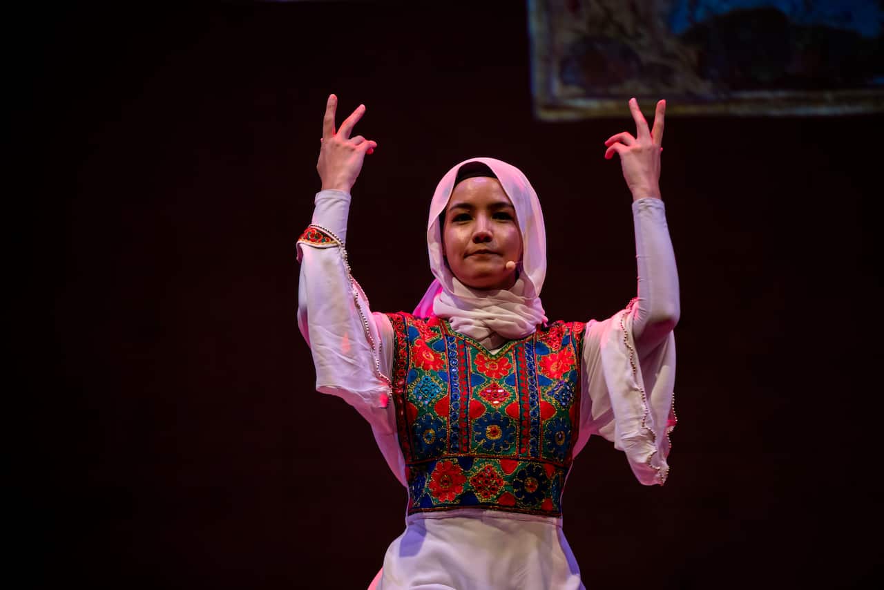 بی‌بی‌گل موسوی که به زبان انگلیسی شعر می‌سراید، می‌گوید قبل از اشتراک در نمایش در دری هیچ‌گونه آشنایی با شعر و ادبیات کشور زادگاهش نداشت.