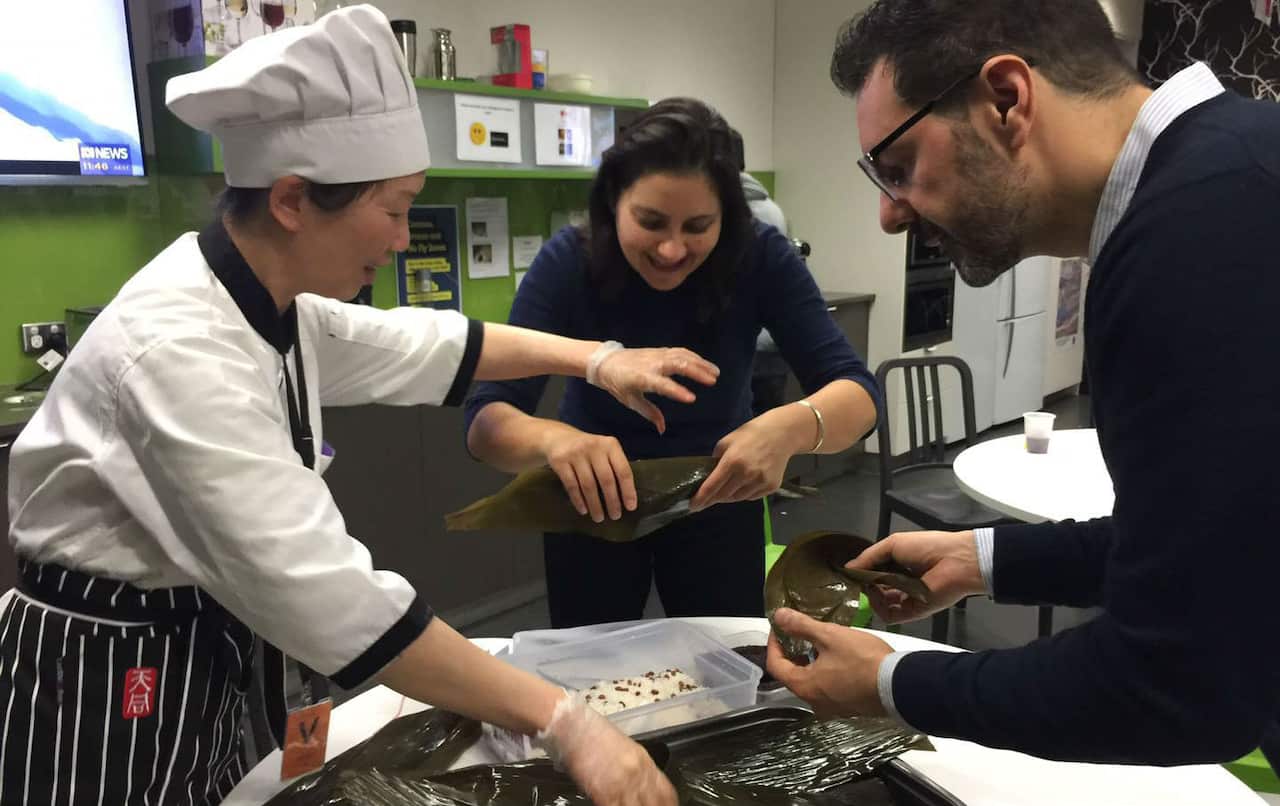 上海天同的贝大姐在手把手教SBS员工包粽子