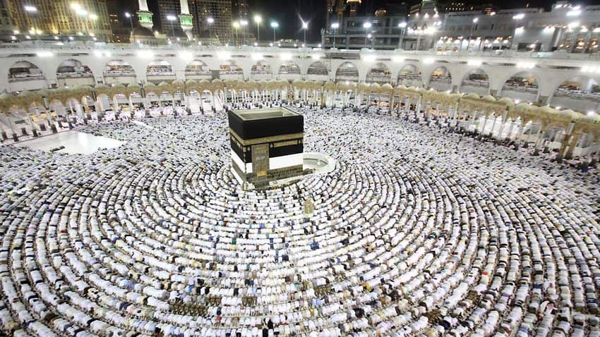 TOPSHOT - Muslim worshippers perform the evening (Isha) prayers at the Kaaba, Islam's holiest shrine, at the Grand Mosque in Saudi Arabia's holy city of Mecca on August 25, 2017, a week prior to the start of the annual Hajj pilgrimage in the holy city