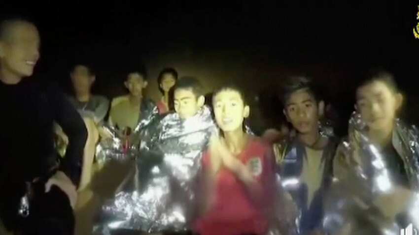 เด็กๆ คนไทยกับเจ้าหน้าที่หน่วยซีลทางน้ำ (Navy Seals) ในถ้ำที่ภาคเหนือของประเทศไทย