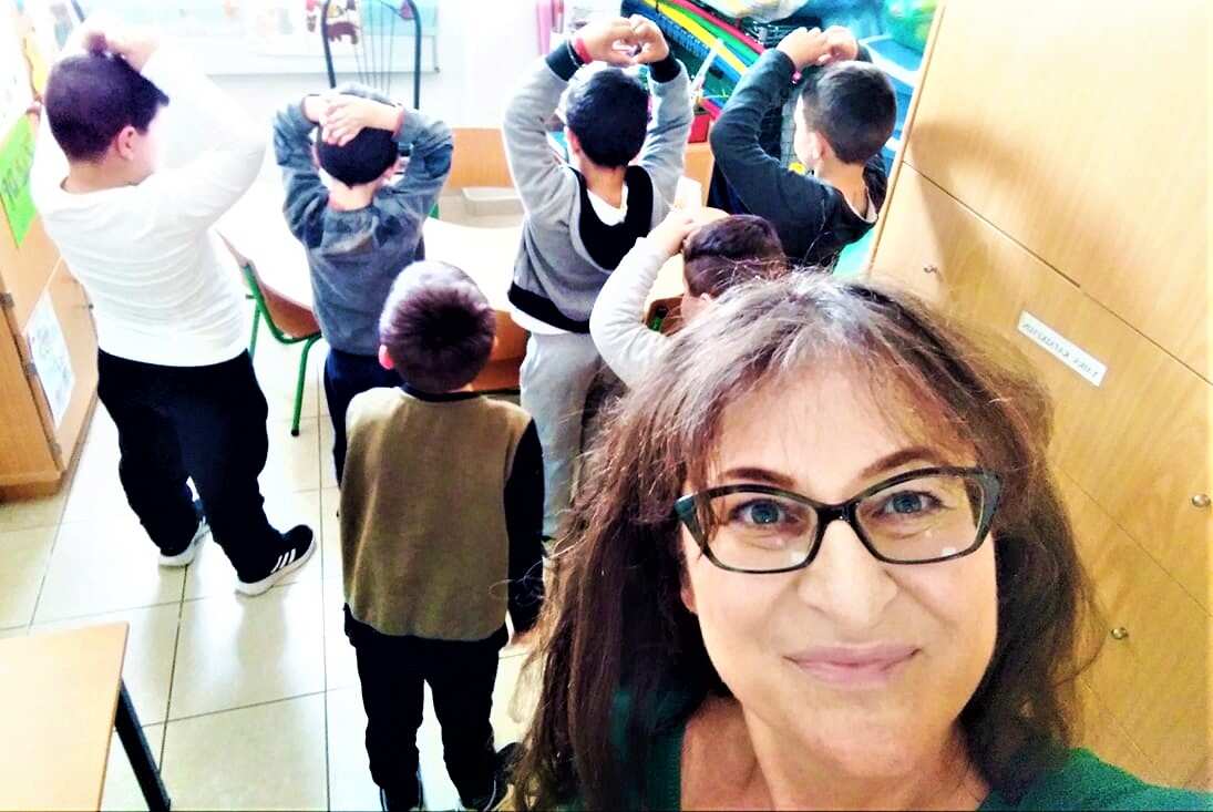 H εκπαιδευτικός Βίκυ Πουταχίδου με παιδιά του 28ου Νηπιαγωγείου στον δήμο Κάτω Πολεμίδια της επαρχίας Λεμεσού στην Κύπρο.