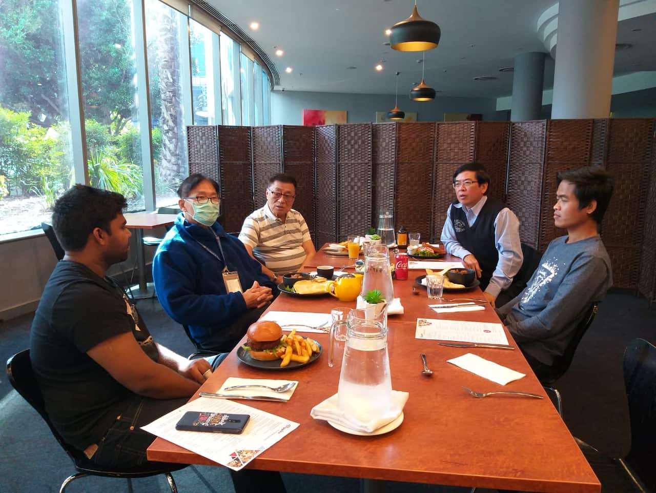 Mission to Seafarers悉尼海员俱乐部的Rev Tay（右二）在听取海员讲述处境