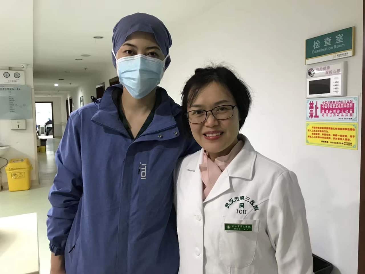 杨璐瑜医生（右）和同事