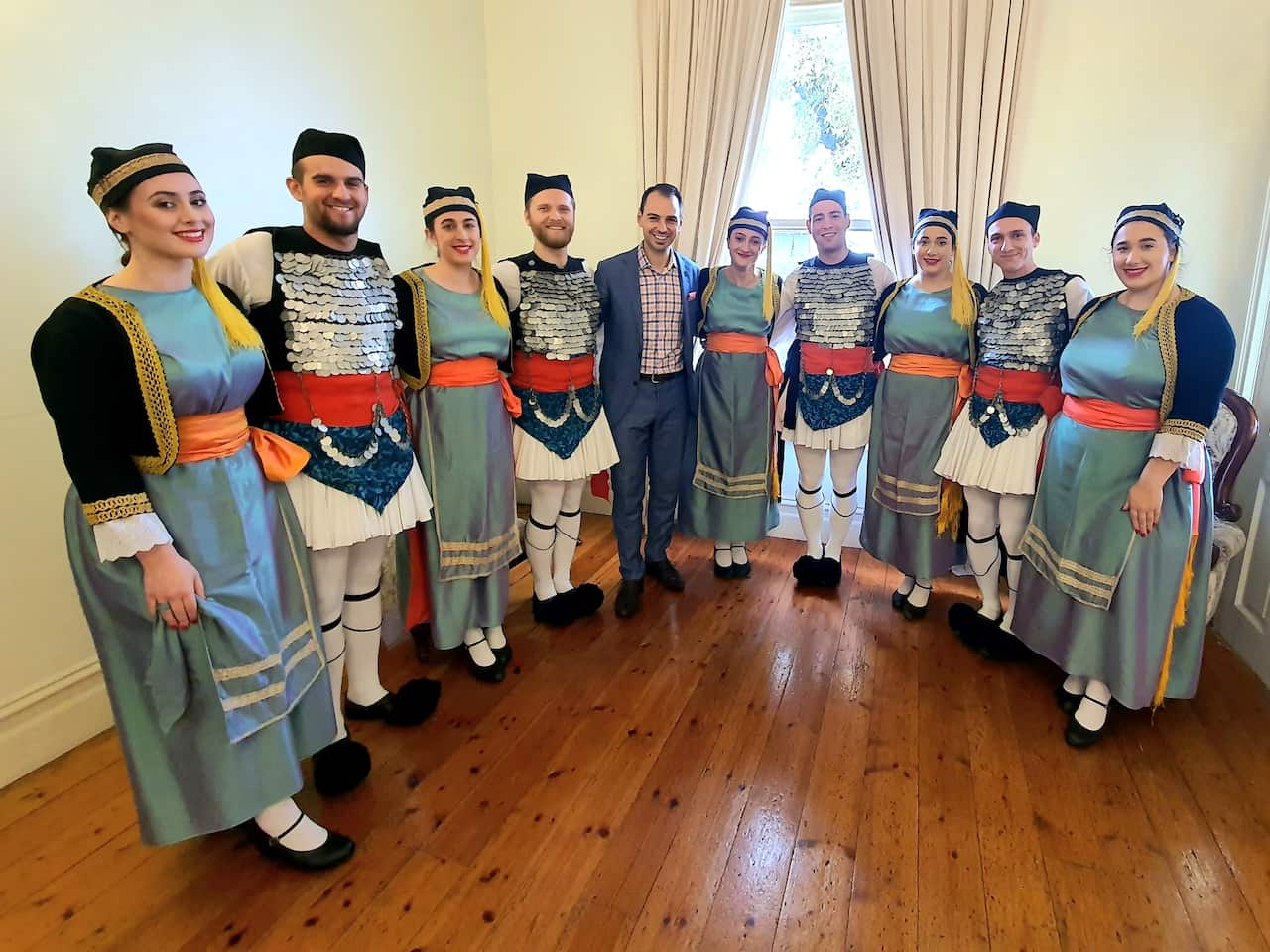 Το χορευτικό συγκρότημα "Μανασή" στην εκδήλωση της Ομοσπονδίας Συλλόγων Ηλικιωμένων Μελβούρνης για τα 200 χρόνια από την Ελληνική Επανάσταση. 