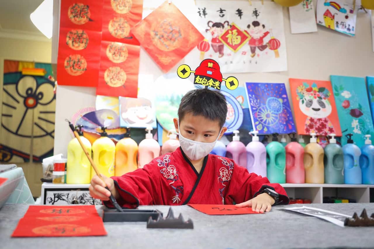 在春节前夕，柯民思州议员举办了写春联活动。