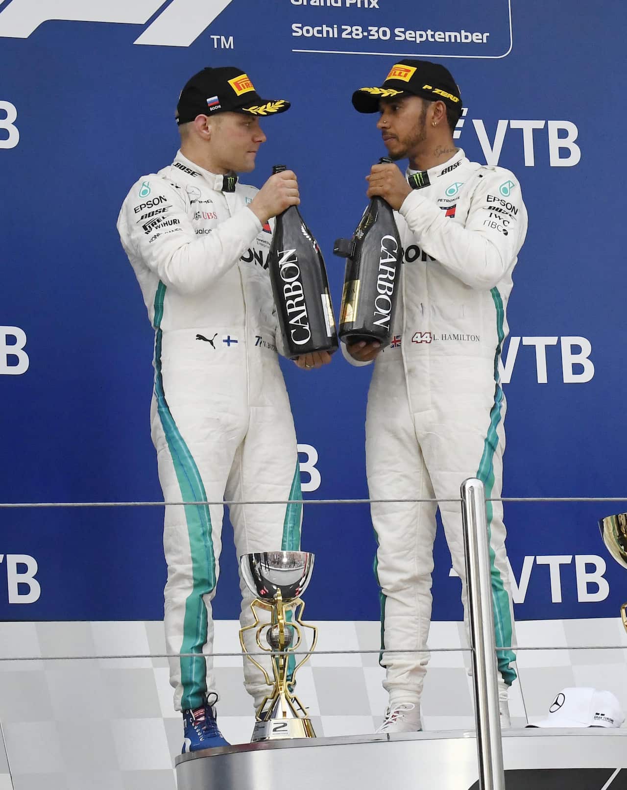 FOTO: LUKAS GORYS, 30.9.2018, SOTCHI (RUSSLAND):   LEWIS HAMILTON, MERCEDES UND TEAMKOLLEGE VALTTERI BOTTAS AUF DEM PODIUM