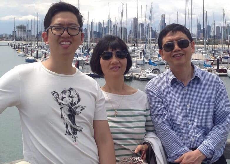 谭军（右），妻子（中）与儿子（左）