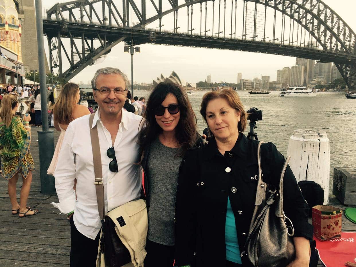 Cristiana con i genitori, durante una loro visita a Sydney