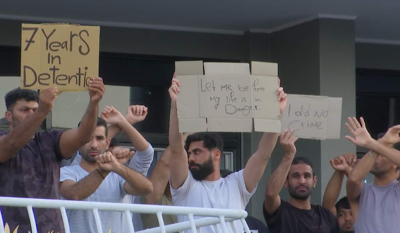 Detainees at Kangaroo Point Central Hotel protest over fears of contracting COVID-19.