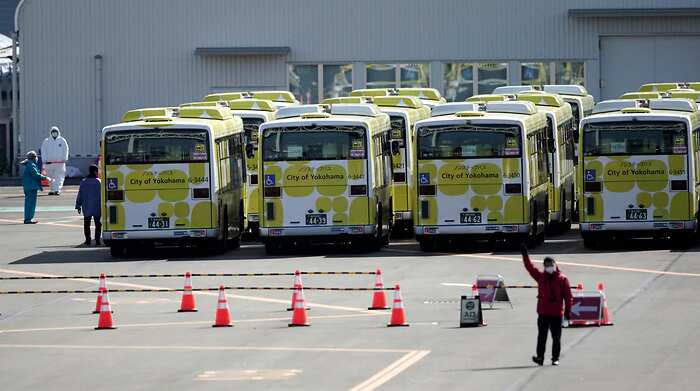 等待接下船人员的公交车。