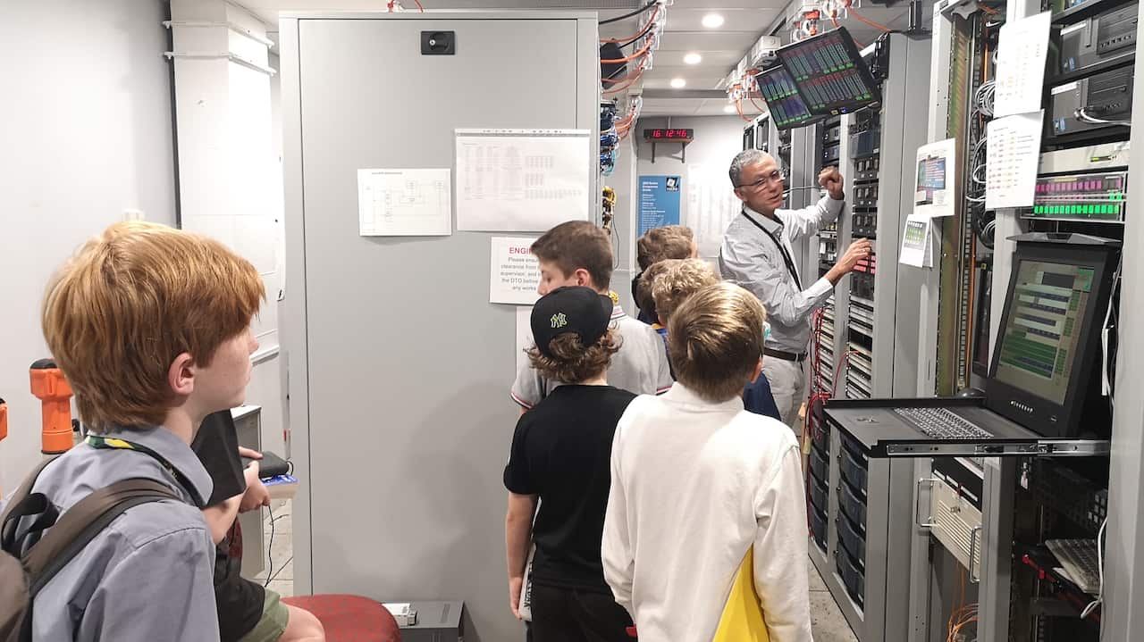 Denis erklärt den Schülern die Technik