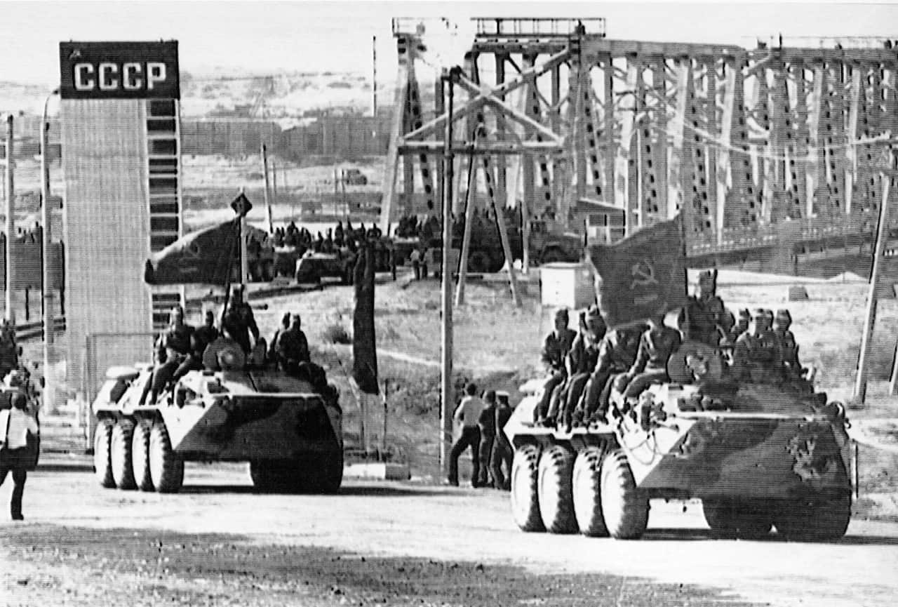 Termez, southern border of the USSR. Soviet combat vehicles seen crossing Soviet-Afghan border as Soviet troops return home from Afghanistan. (AP-Photo/Tass) 18.5.1988