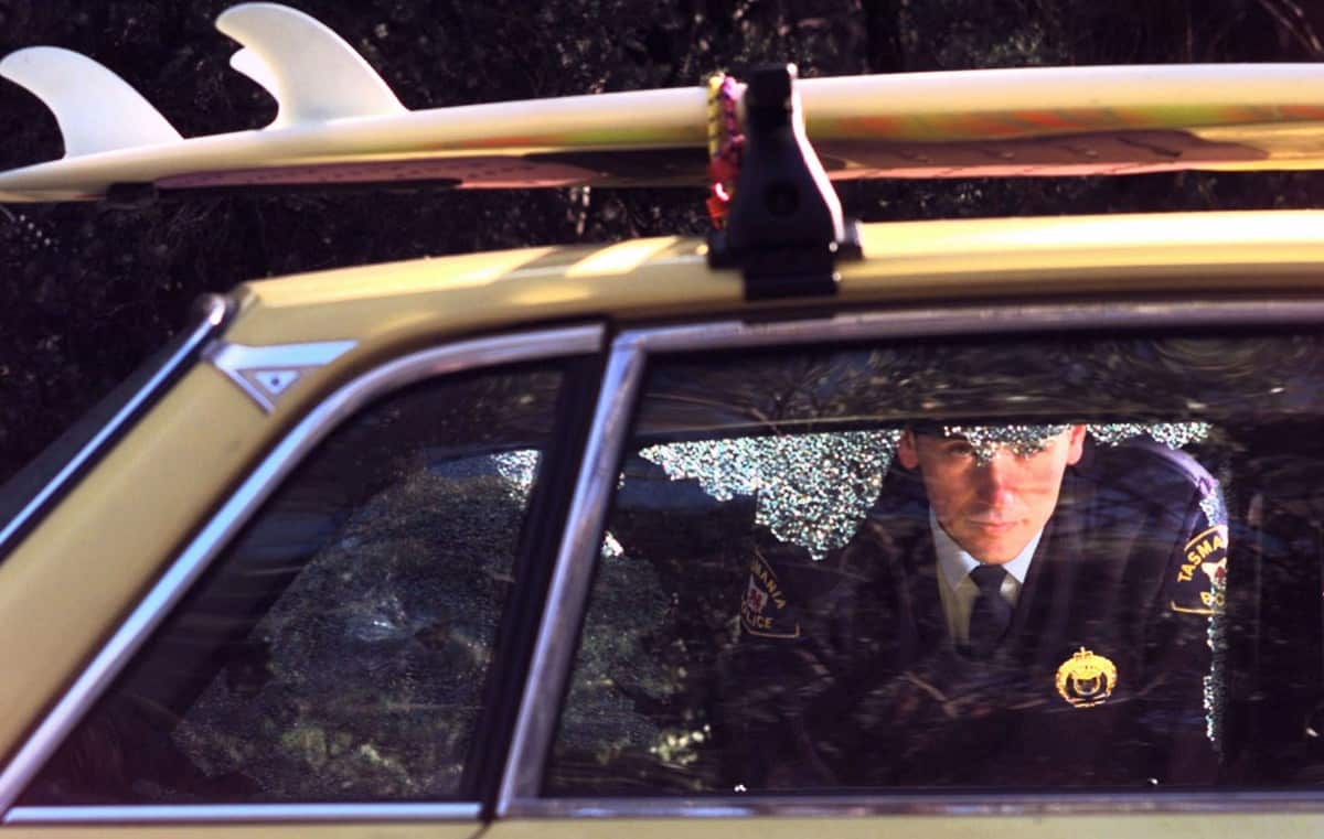 Un poliziotto ispeziona la vettura utilizzata dall'assalitore per raggiungere il sito della prigione-museo di Port Arthur