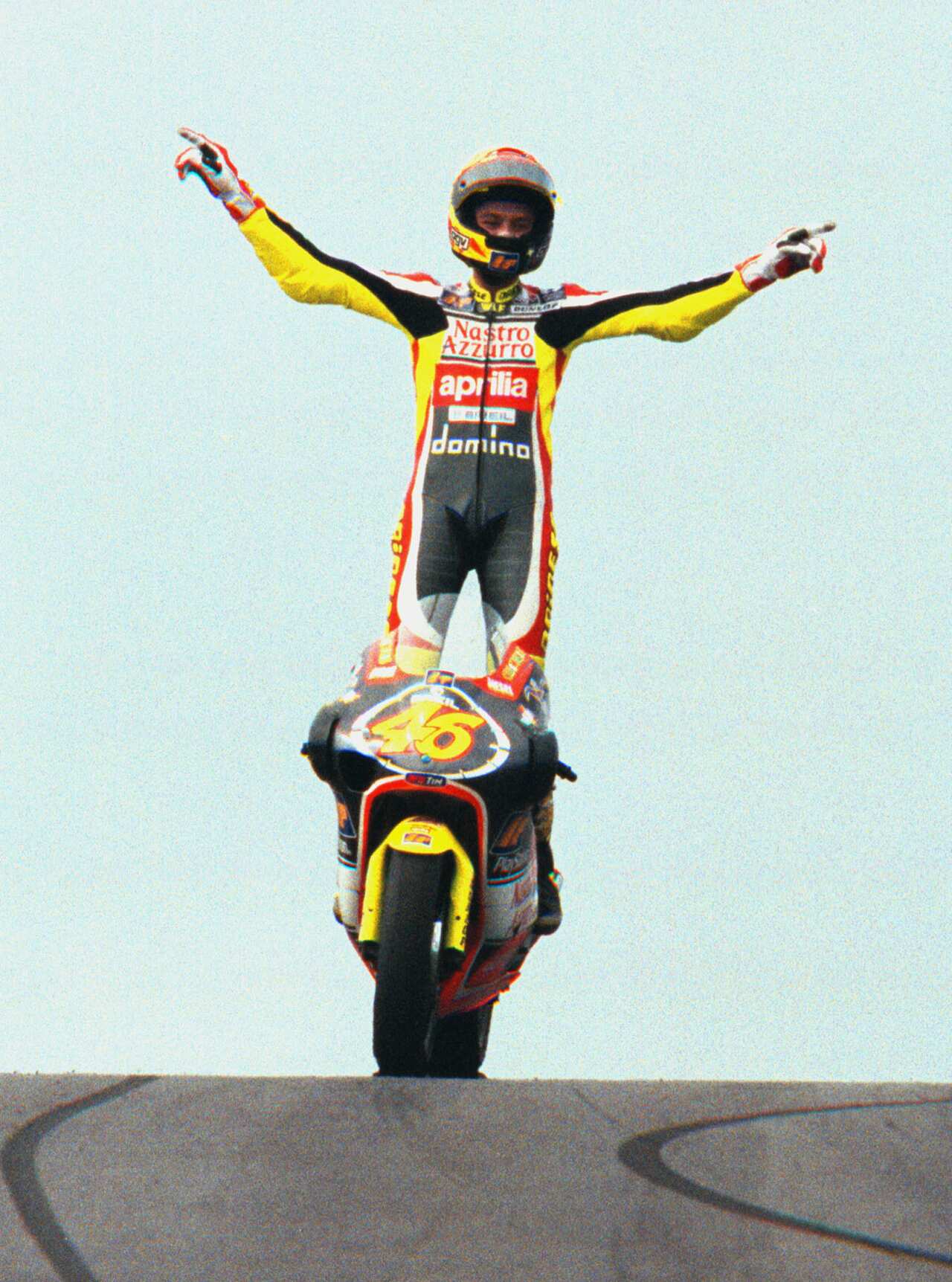 Valentino Rossi ha vinto 8 volte il GP d'Australia - qui il successo sul circuito di Phillip Island - è quello del '99 a bordo dell'Aprilia in 250