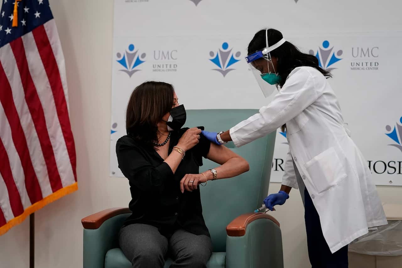 Kamala Harris, a primeira mulher negra vice-presidente dos EUA, toma a vacina contra a COVID-19.