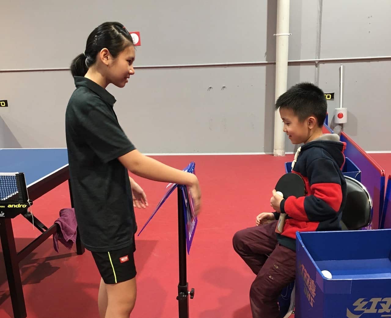 Cherry (phải) và em trai (trái) tham gia các hoạt động thể thao cùng nhau.