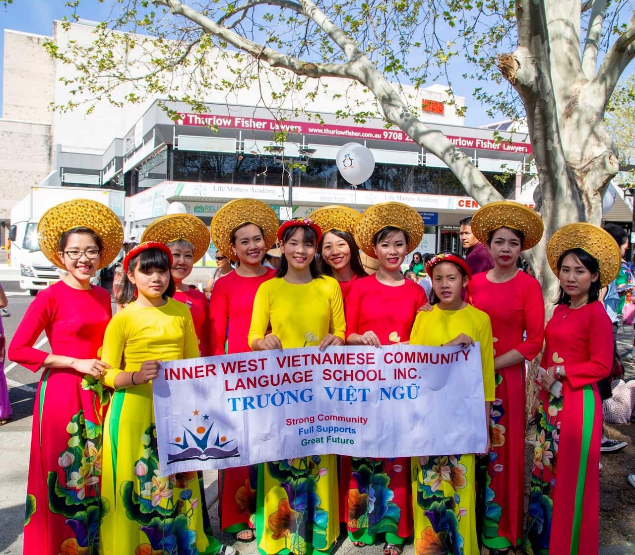 Cô Phương Tâm (thứ 3 từ trái qua) và các cô giáo và học sinh trường Việt ngữ Inner West