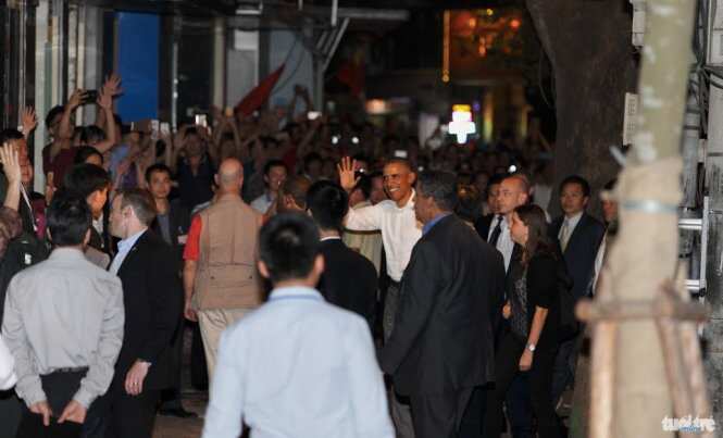 US President Barack Obama eats bun cha with chef Anthony Bourdain in Hanoi, Vietnam. 