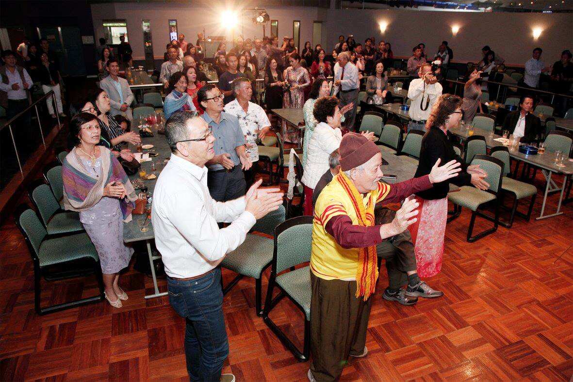 Khán giả cùng đứng lên hòa cùng bài hát Việt Nam Việt Nam với các ca sĩ