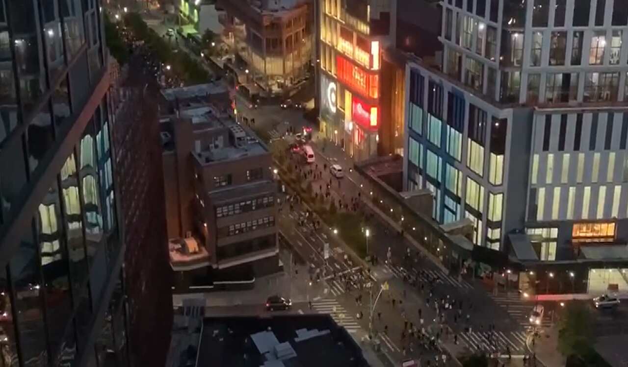 杨竞博5月30日从窗口拍摄到的纽约游行人群