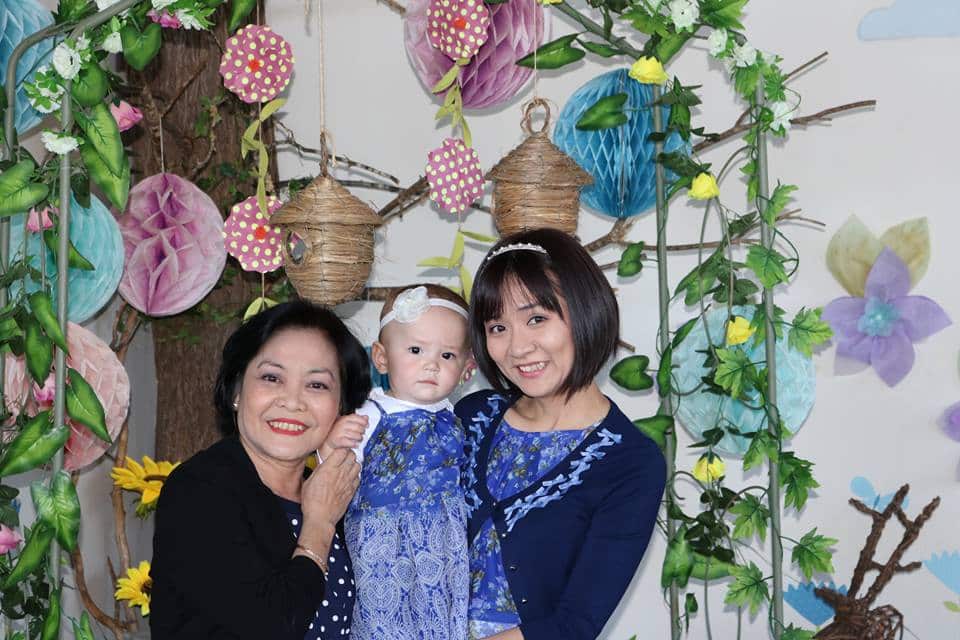 Thôi nôi của Alice đánh dấu hành trình làm mẹ lần hai của bà ngoại