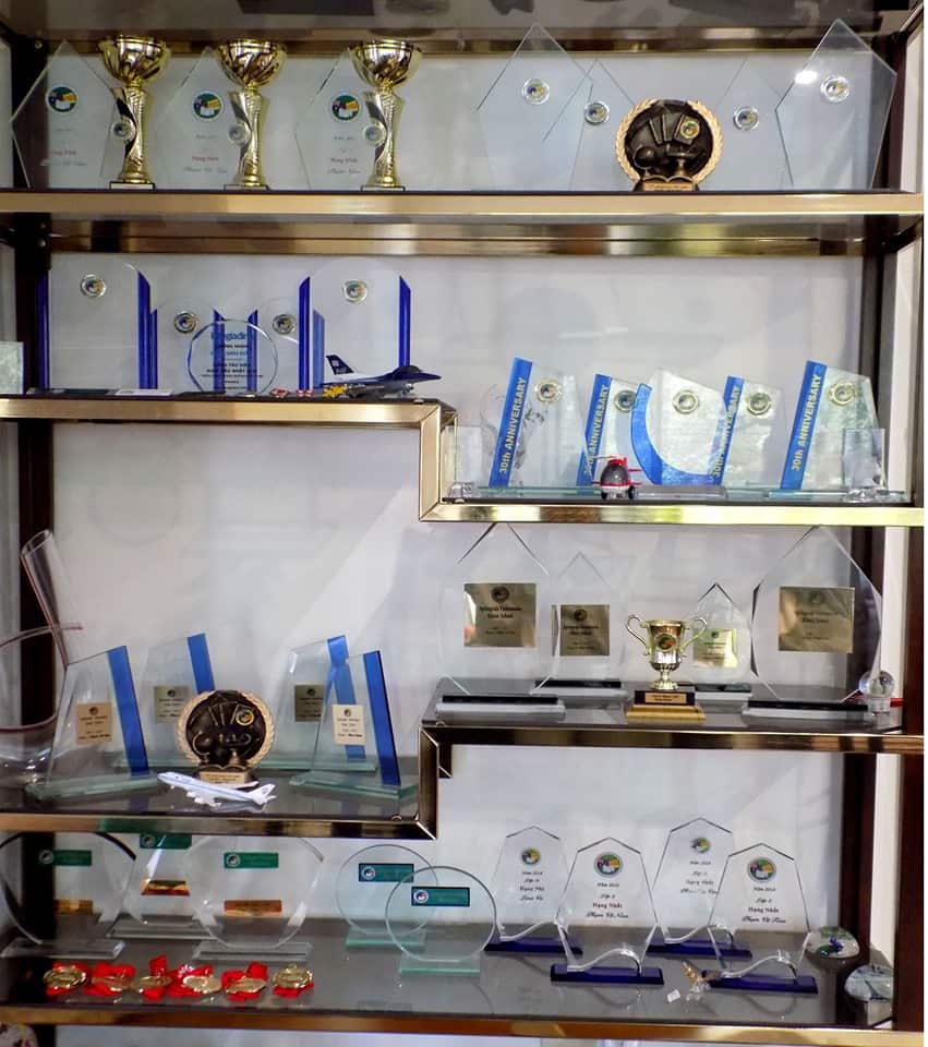 Thành tích học tập của 5 người con được mẹ Lâm Anh Đào cất giữ cẩn thận ở một góc nhà