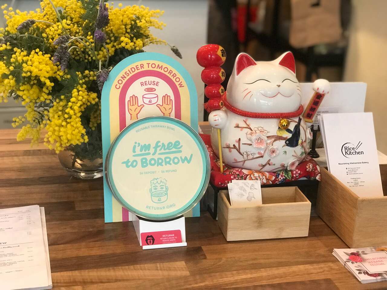 Những chiếc tô inox nhỏ gọn, xinh xắn giống như những chiếc cà mên, được xếp gọn trên quầy thức ăn của Rice Kitchen