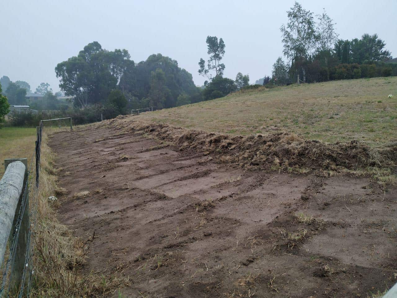 منطقه حائل آتش که با از بین بردن پوشش گیاهی توسط آتشنشان ها ایجاد شده است.