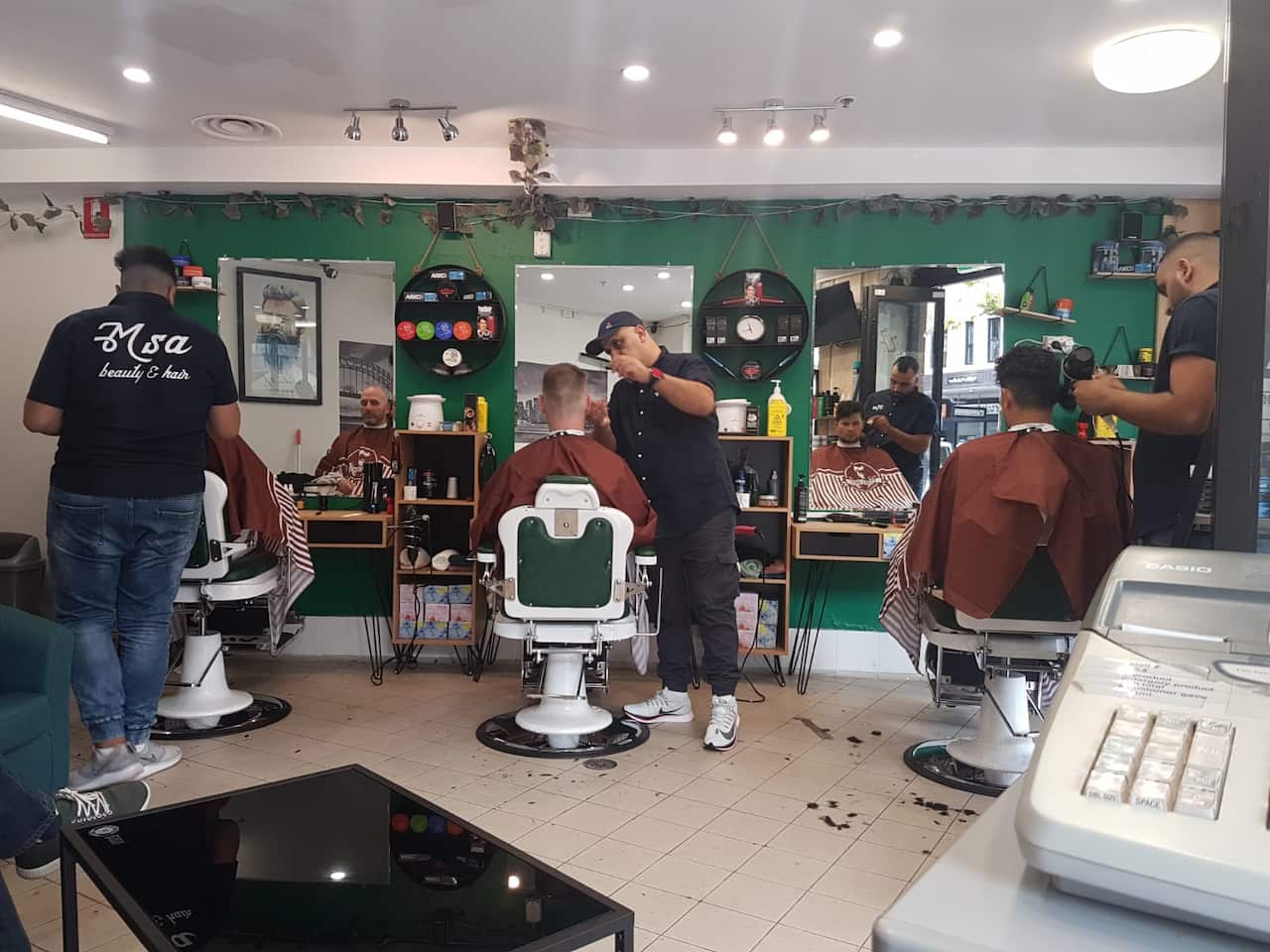 Bw Mohamed Tallawi ndani yabiashara yake kinyozi