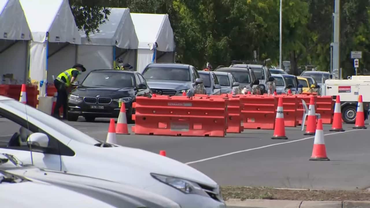 Queues of vehicles have formed in southern NSW as Victorians try to return home before the interstate border closes.