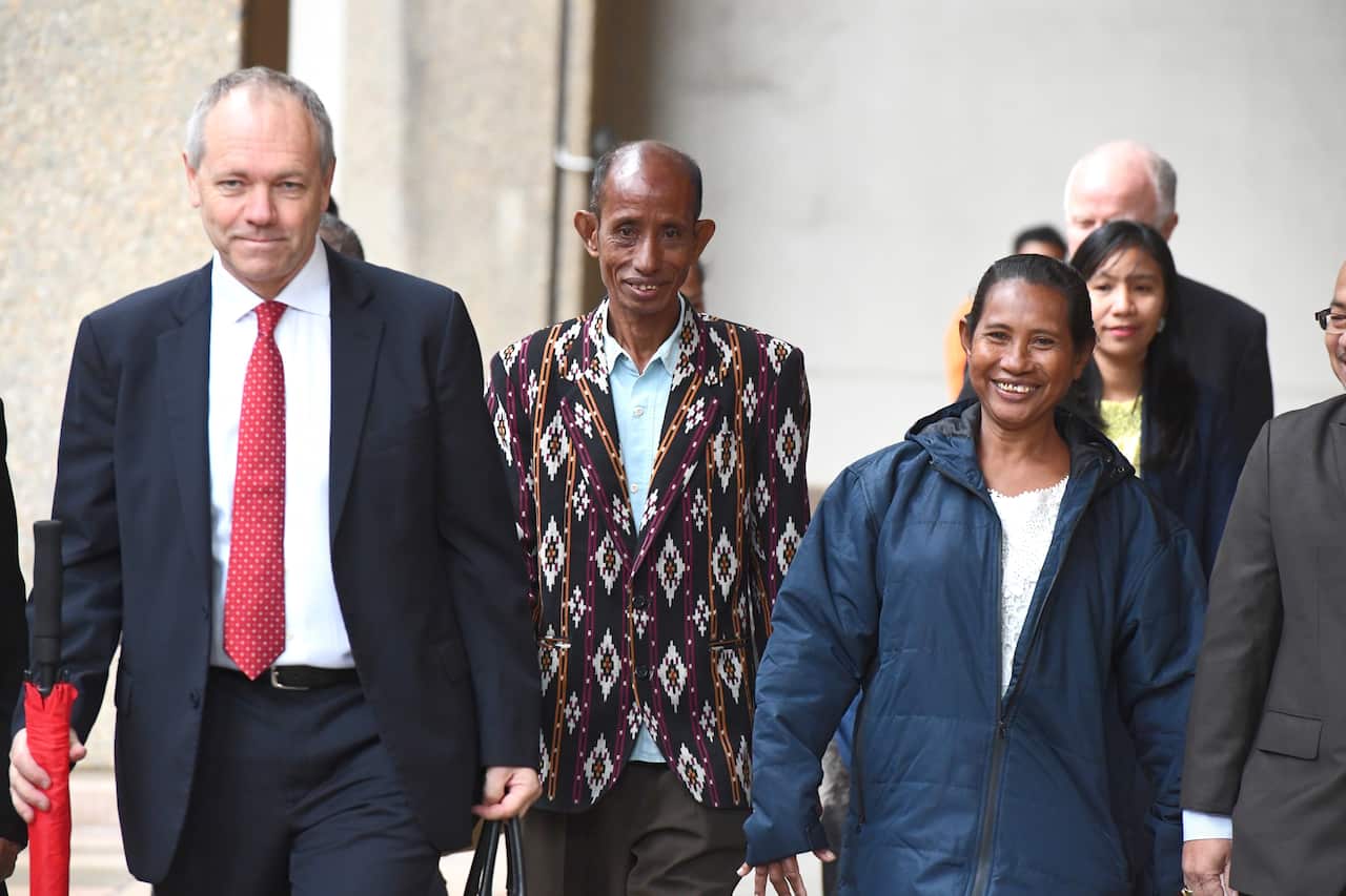 Maurice Blackburn lawyer Ben Slade (left) arriving with lead plaintiff Daniel Sanda (centre), at the NSW Federal Court on 17 June, 2019.
