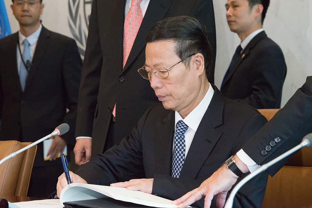 Zhang Gaoli signs the Secretary-General's guestbook at UN Headquarters in New York City in April of 2016.
